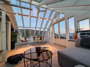 un soggiorno con divano e tavolo di Glass roof private loft in Tromsø a Tromsø