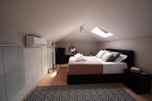 Säng eller sängar i ett rum på Happinest Private Suite with Jacuzzi
