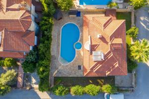 The swimming pool at or close to Villa Etki