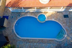 The swimming pool at or close to Villa Etki