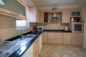A kitchen or kitchenette at Villa Etki