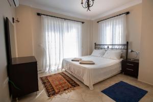 sypialnia z łóżkiem i dużym oknem w obiekcie Villa Etki w mieście Ortaca