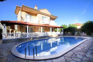 The swimming pool at or close to Villa Etki