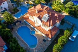 The swimming pool at or close to Villa Etki