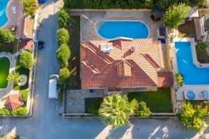 The swimming pool at or close to Villa Etki