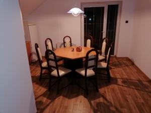 jadalnia ze stołem i krzesłami w obiekcie Ubytování u Šveců w mieście Jívka