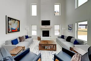 uma sala de estar com sofás e uma lareira em Sunlight cottage em Steamboat Springs