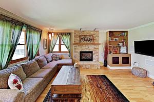 sala de estar con sofá y chimenea en Sunburst 21B, en Steamboat Springs