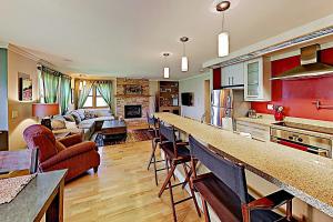 eine Küche mit einer Bar und ein Wohnzimmer in der Unterkunft Sunburst 21B in Steamboat Springs