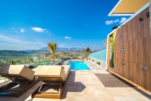 VoútaiOleas Suites的带游泳池和房子的别墅