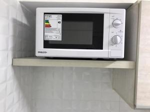 un microondas sentado en un estante en una cocina en 1353 Amplió y luminoso, en Mar del Plata