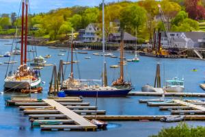 Un montón de barcos atracados en un puerto en Windows on the Sea, en Rockland