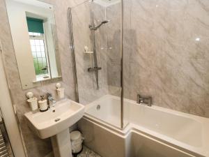 Et badeværelse på Gable Cottage + 21 billeder