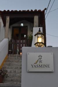 um sinal em frente a um edifício com uma luz em Yasmine 212 em Ançã