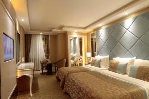 A bed or beds in a room at The Parma Hotel Downtown