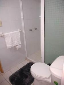 y baño con aseo blanco y ducha. en Apartamento princesa Rosaura en Morelia