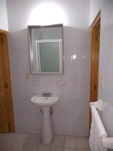 Baño blanco con lavabo y espejo en Apartamento princesa Rosaura en Morelia