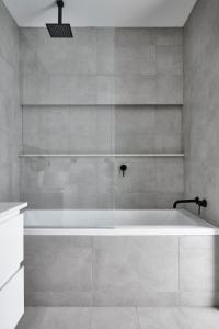 a white bath tub in a bathroom with at Stylish Townhouse in Melbourne's Playground in Melbourne