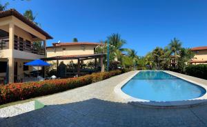 einem Pool vor einem Gebäude in der Unterkunft Casa em Antunes Maragogi Condomínio Beira Mar in Maragogi