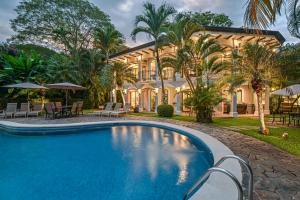 una casa con piscina frente a una casa en Los Suenos Resort Casa Patron by Stay in CR, en Herradura