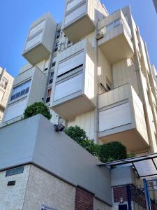 Un edificio con balcones a los lados. en 1353 Amplió y luminoso, en Mar del Plata
