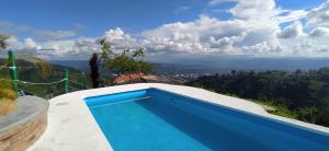 a swimming pool in a villa with a view at Hermosa finca con vista a la ciudad a 20 min de Bucaramanga in Bucaramanga
