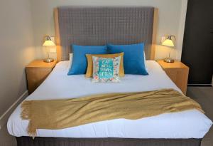 Een bed of bedden in een kamer bij Jewel in the Crowne