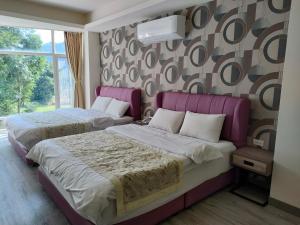 南庄的住宿－百合山莊，一间卧室配有两张床和壁画
