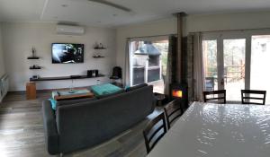 una sala de estar con un sofá y una mesa en Balcón del Bosque, en Monte Hermoso