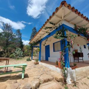 ein kleines Haus mit blauer Tür in der Unterkunft El Oteo Tiny house. in Villa de Leyva
