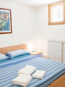 um quarto com uma cama com toalhas em B&B La Spiaggetta em Santa Maria al Bagno