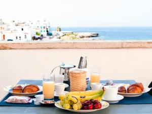 una mesa azul con platos de desayuno y bebidas en B&B La Spiaggetta, en Santa Maria al Bagno