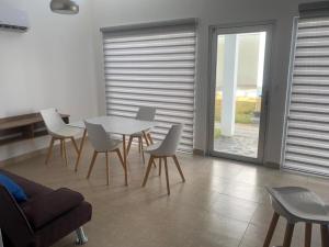 uma sala de estar com uma mesa e cadeiras e um sofá em Ibiza Beach Residence’s em Coclé