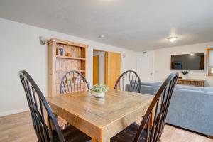 Charming and cozy downtown Bozeman 3 bedroom condo Walk to dinner and drinks的电视和/或娱乐中心
