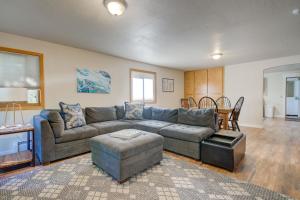 博兹曼Charming and cozy downtown Bozeman 3 bedroom condo Walk to dinner and drinks的带沙发和桌子的客厅