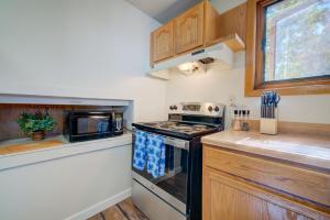 Charming and cozy downtown Bozeman 3 bedroom condo Walk to dinner and drinks的厨房或小厨房