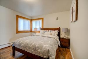 博兹曼Charming and cozy downtown Bozeman 3 bedroom condo Walk to dinner and drinks的带一张大床和一扇窗户的卧室