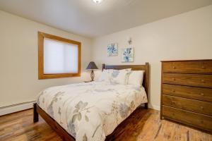 Charming and cozy downtown Bozeman 3 bedroom condo Walk to dinner and drinks客房内的一张或多张床位