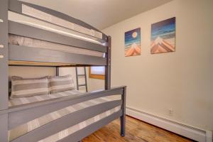 Charming and cozy downtown Bozeman 3 bedroom condo Walk to dinner and drinks客房内的一张或多张床位
