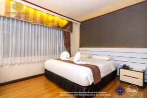 Un pat sau paturi într-o cameră la KUMALA HOTEL BANDUNG