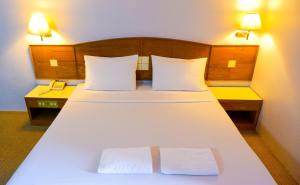 Postel nebo postele na pokoji v ubytování Sweet Home Hotel Betong