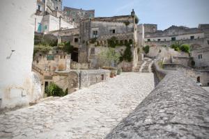 an alley in a city with a bunch of buildings at Casa Vetere in Matera