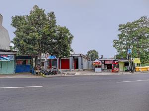una strada con una città con negozi sul lato della strada di RedDoorz near Universitas Merdeka Malang 2 a Malang