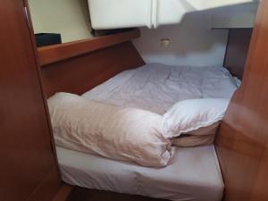 เตียงในห้องที่ Boat in Badalona for up to 6 people