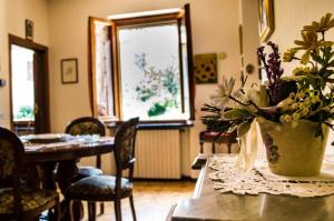 Cette chambre dispose d'une table avec un vase de fleurs. dans l'établissement Casa Ricciardi, à Chianni