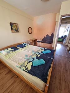 Giường trong phòng chung tại Lukanov Apartments & Guest Rooms