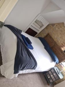 Postel nebo postele na pokoji v ubytování Crosskeys Inn Guest Rooms in Wye Valley