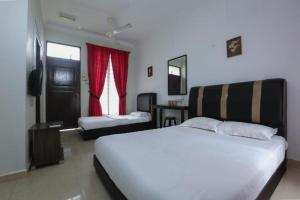 um quarto com uma grande cama branca e uma janela em Cerana Villa Eco Resort em Kota Bharu