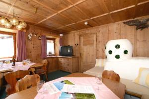 a dining room with wooden walls and tables with a cake at FERIENHAUS BERGBLICK 10-25 PERS Urig, echt & perfekt für Familien und Freunde Ideal für unvergessliche Tage mit traumhaftem Bergpanorama in Längenfeld