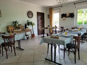 Restaurace v ubytování Chambres d´Hôtes Le Cèdre Bleu